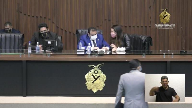 Alessandra Campêlo e Roberto Cidade parecem ter 'feito as pazes' no retorno aos trabalhos na Aleam