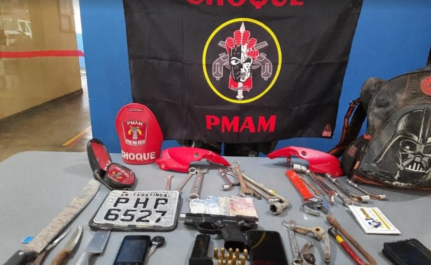Dois homens são detidos com arma de fogo e ferramentas para desmanche de veículos em Tabatinga