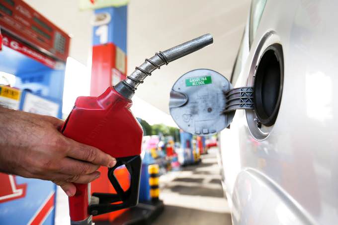 O ministro de Minas e Energia, Alexandre Silveira, disse nesta quarta-feira (17) que a Agência Nacional de Petróleo (ANP) irá fiscalizar postos de gasolina para garantir a redução dos preços dos combustíveis nas bombas