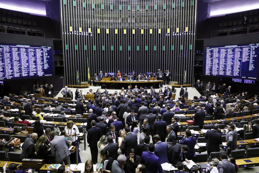 Demora na conferência de assinaturas atrasa registro de blocos na Câmara