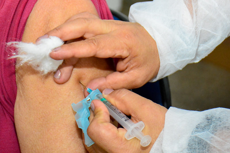 Idosos sem cadastro para vacinação em casa ganham mais canais de atendimento
