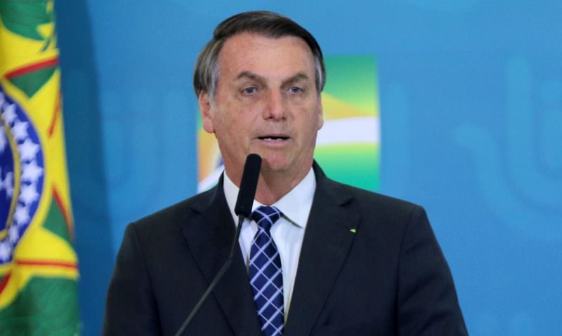 Bolsonaro fala em estudo para reduzir impostos sobre combustíveis