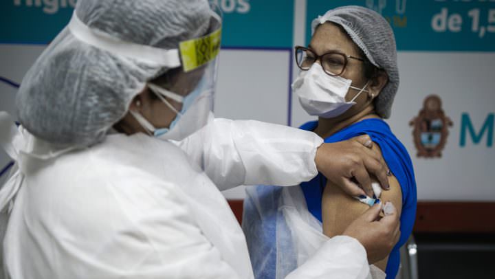 Vacinação de novos grupos de trabalhadores da saúde começa nesta terça-feira