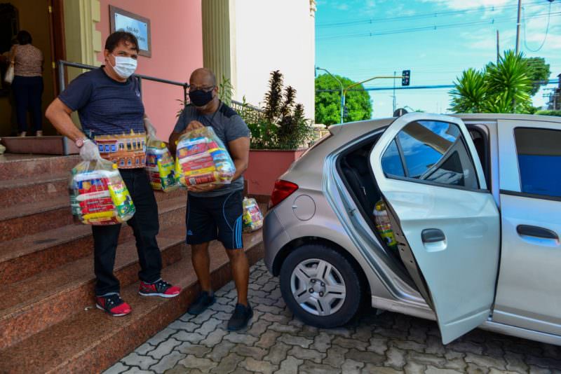 Secretaria de Cultura entrega cestas básicas a artistas de Manaus
