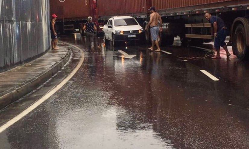 Acidente entre saveiro e caminhão com contêineres deixa avenida das Flores congestionada