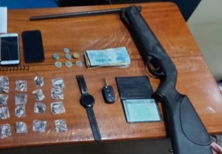 Cinco pessoas são presas com arma de fogo e drogas em Urucará
