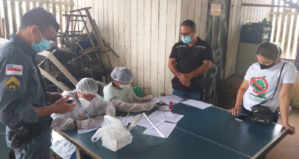 Servidores da segurança pública passam por testagem da covid-19 em Pauini