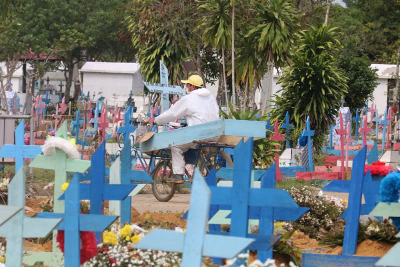 Cemitérios de Manaus registram 57 enterros em 24 horas; 12 vítimas de covid