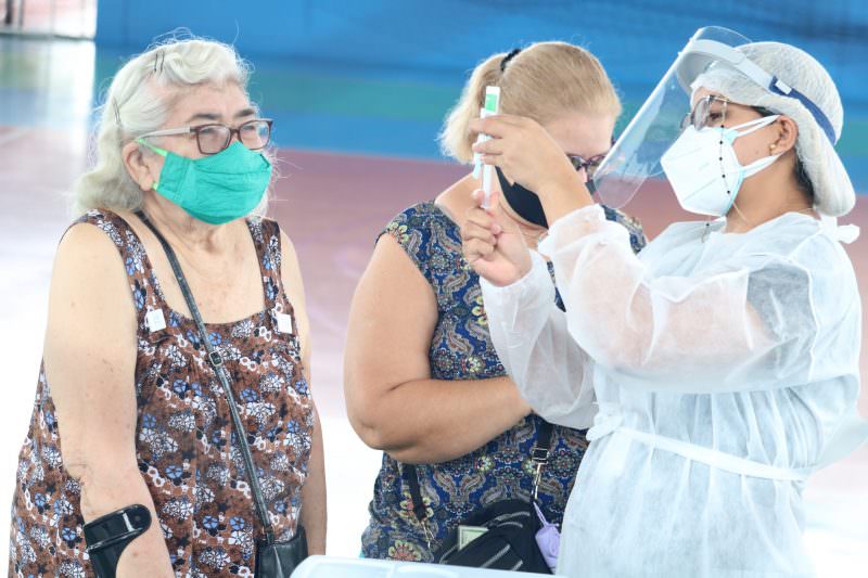 Manaus espera vacinar todos os idosos acima dos 60 anos até março, diz prefeito