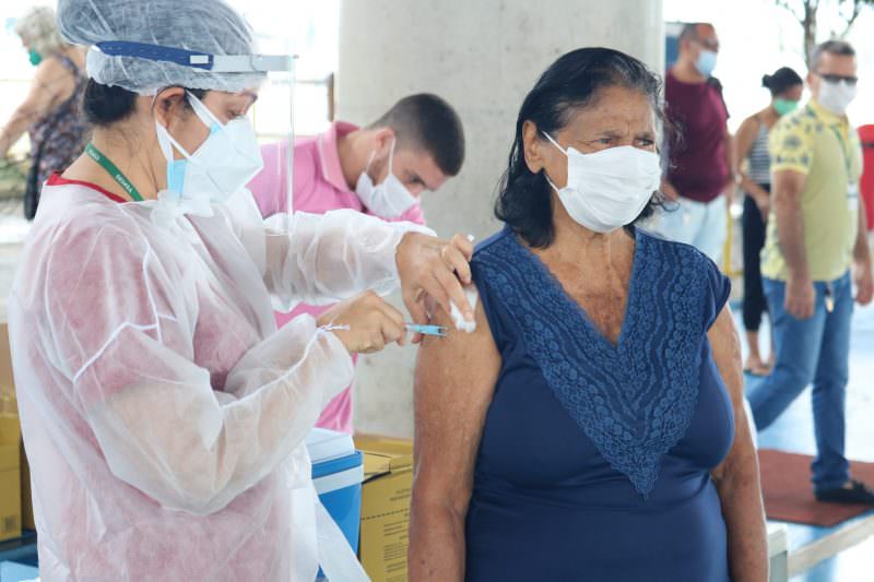 Vacinação contra covid-19 para idosos acima de 70 anos segue na capital