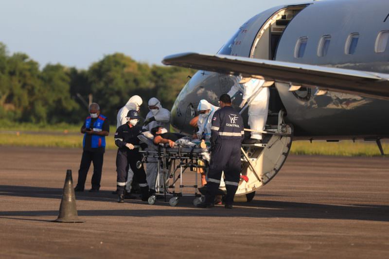 Doze pacientes de Tefé são transferidos para Belém