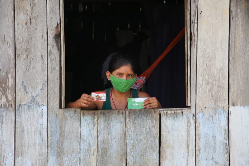 Moradores do Baixo Amazonas recebem cartões do Auxílio Estadual