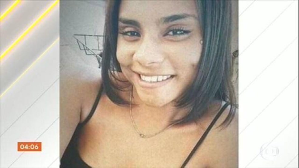 Mulher de 19 anos morre com tiro na porta de casa durante ação da PM