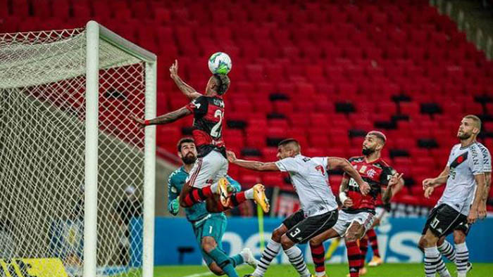 Flamengo vence clássico, deixa Vasco sob risco e encosta no Inter