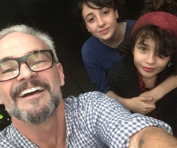 Mateus Carrieri diz que apoia filhas após receberem críticas por bissexualidade
