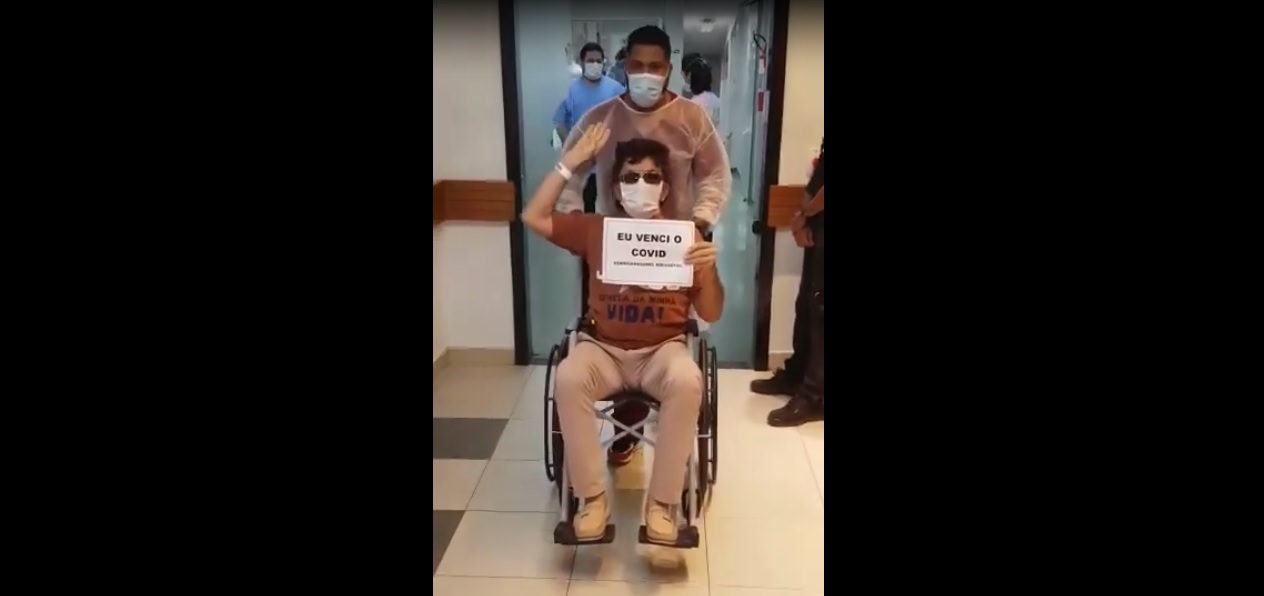 Veja momento em que o 'príncipe do brega' deixa hospital em Manaus
