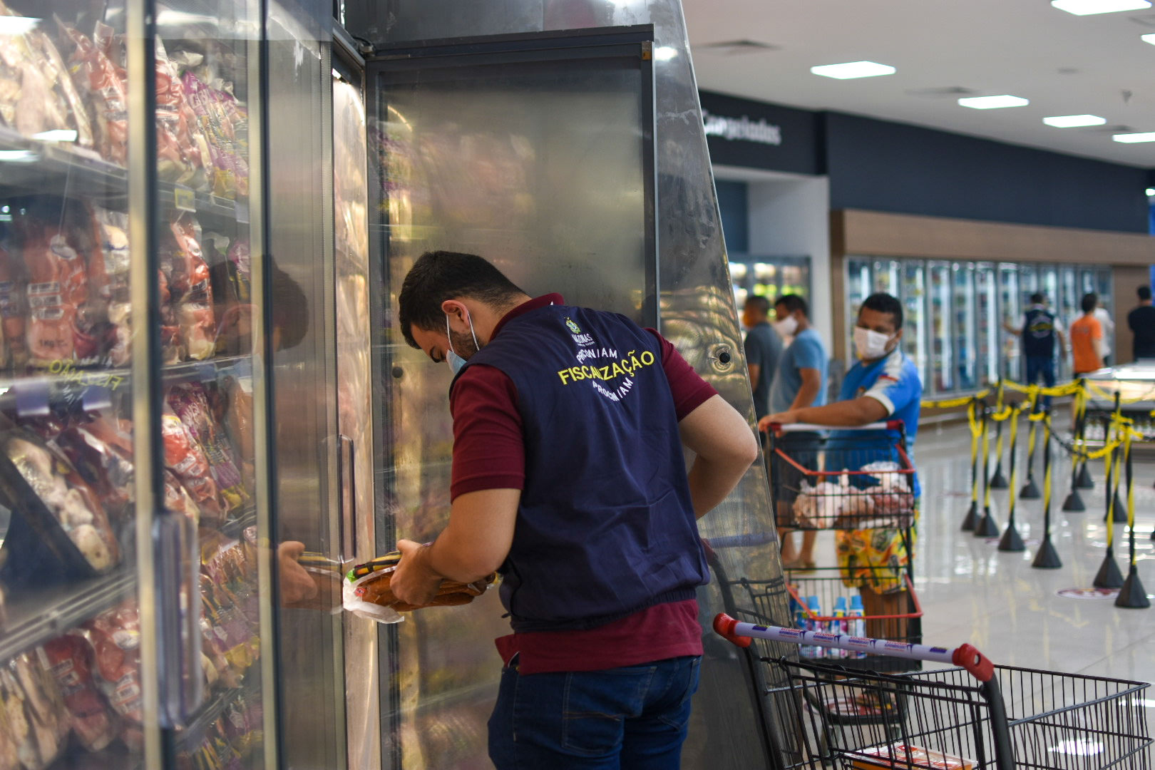 Mais de 20 kg de alimentos vencidos são apreendidos em supermercado na capital