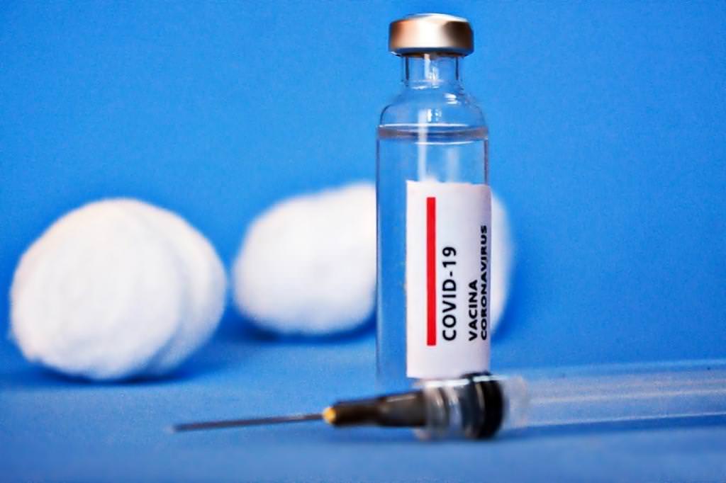 Vacina adaptada a variantes pode levar até 9 meses, diz AstraZeneca