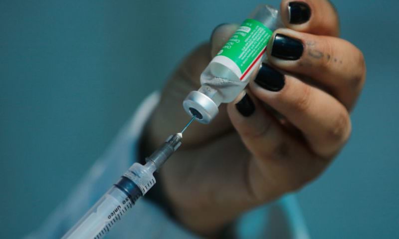Ampliação da vacinação em Manaus depende da chegada de novas doses, diz prefeitura
