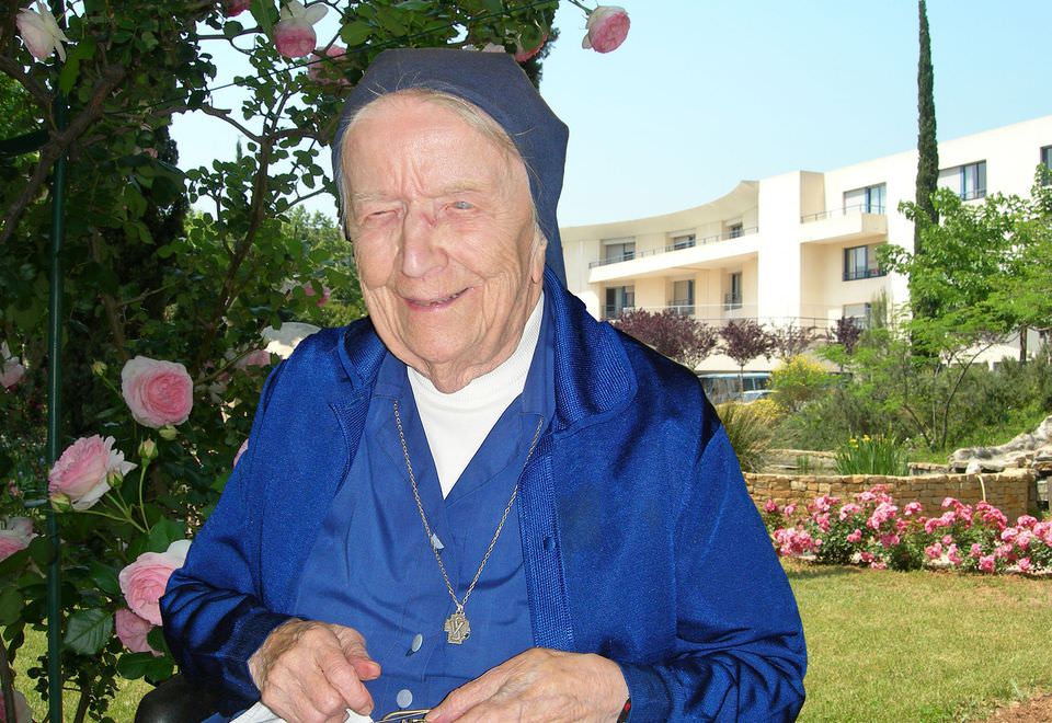Freira de 116 anos se recupera de covid-19 na França