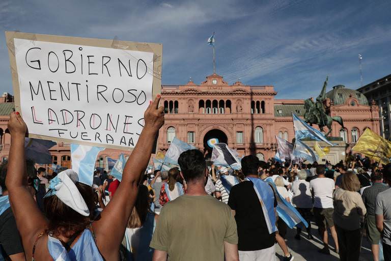 Manifestantes protestam depois de familiares e aliados do governo furarem fila de vacina na Argentina