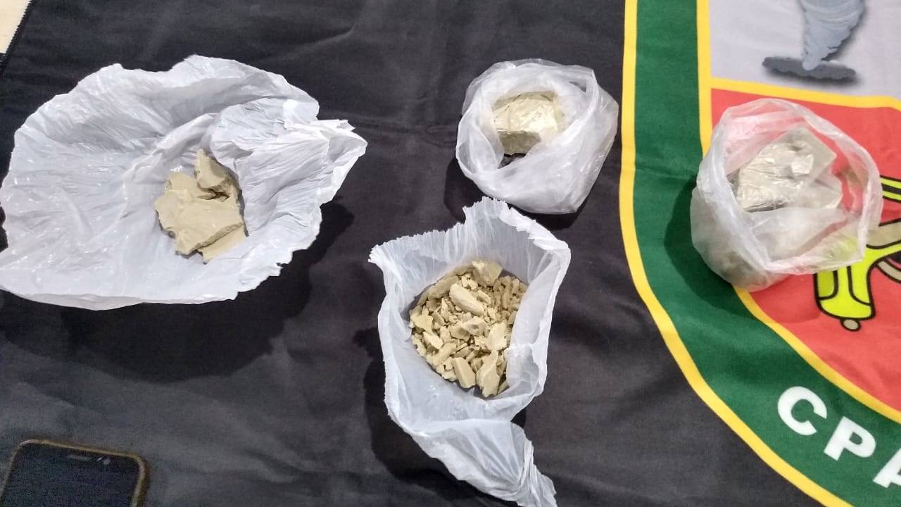 Homens são presos com drogas no bairro Santo Antônio