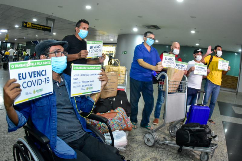 Mais 21 pacientes que venceram a covid-19 retornam a Manaus após transferências