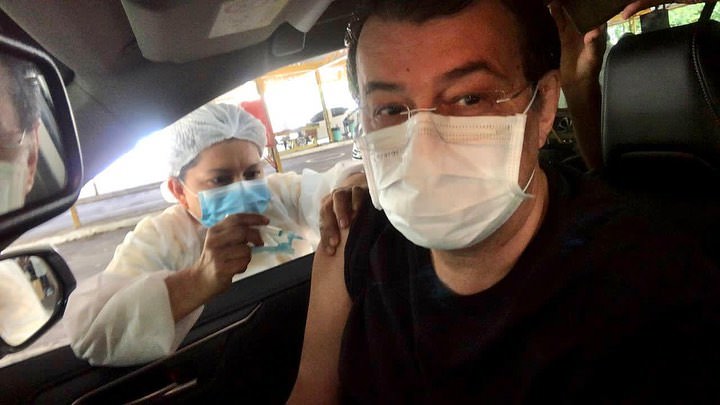 Em Manaus, senador Eduardo Braga recebe vacina contra a covid-19