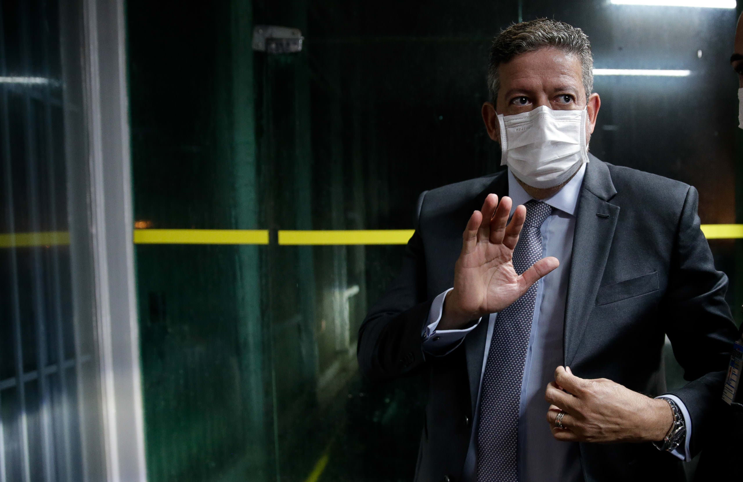 Em um mês, Lira fracassa em blindagem e retalia adversários