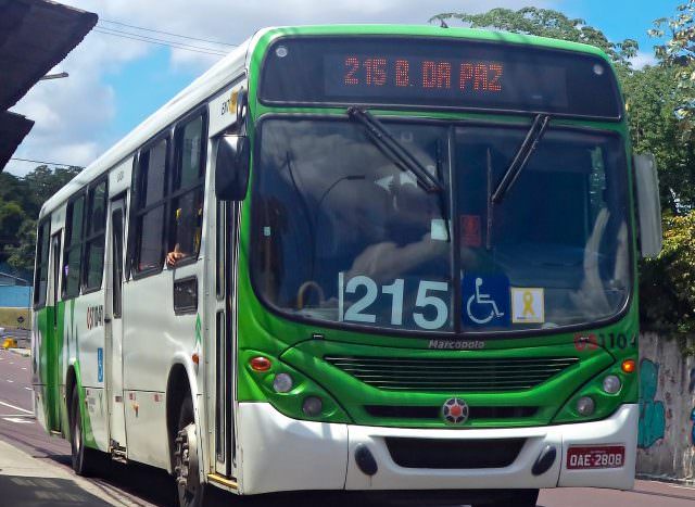 Motorista é ameaçado com faca no pescoço durante assalto a ônibus em Manaus