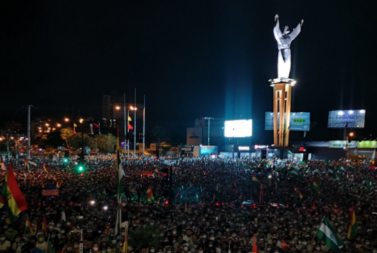 Milhares de bolivianos protestam contra prisão de ex-presidente Jeanine Áñez