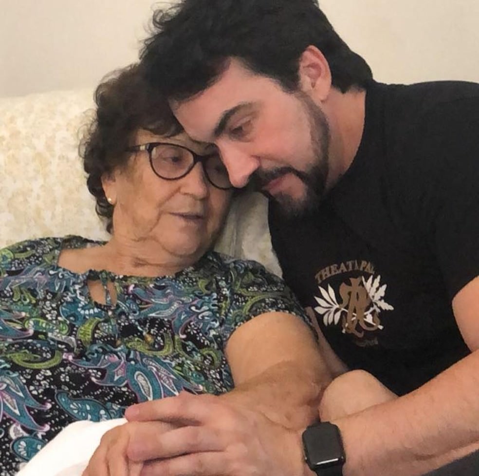 Não poder realizar "rito de despedida" da mãe deixa o Padre Fábio de Melo triste