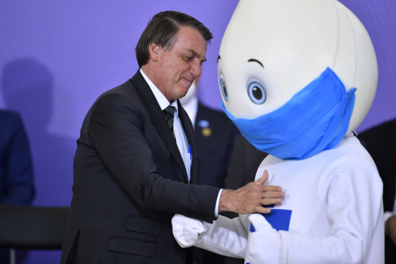 Bolsonaro decide se vacinar contra a covid-19 e vai entrar na fila