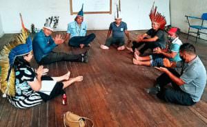 Cacique e tuxauas em reunião para definir a inclusão da saúde indígena do Amazonas/ Foto: Kamila Mura