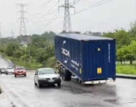 Contêiner se solta de carreta na zona Norte de Manaus