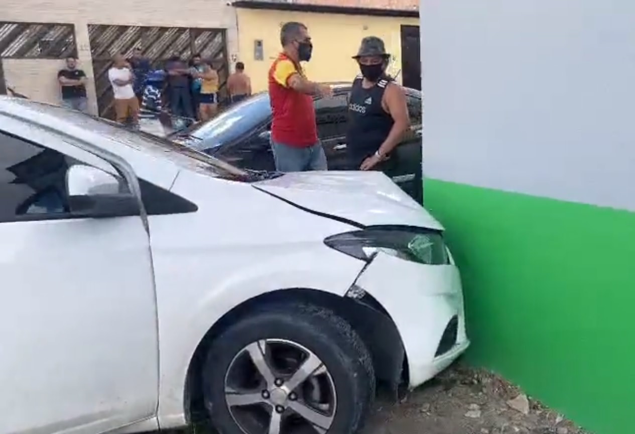 Bebê de 10 meses escapa da morte em acidente com três carros em Manaus