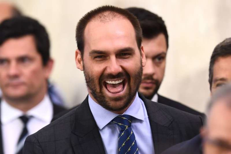 Eduardo Bolsonaro associa acidente em obra do metrô a trabalho de mulheres