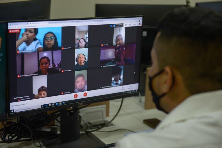 'Auxílio Conectividade' é anunciado e volta às aulas presenciais continua indefinida em Manaus