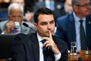 Flávio Bolsonaro diz que mansão de R$ 6 milhões foi comprada com venda de imóvel no Rio