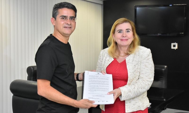 Yara Lins revoga decisão que suspendia contratos da Prefeitura de Manaus para coleta de lixo