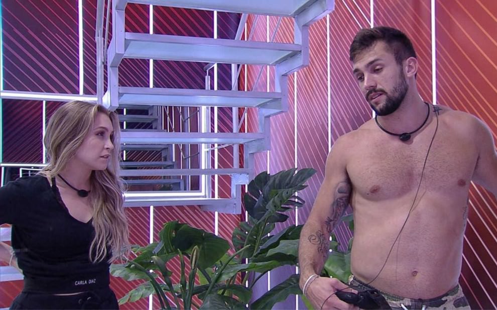 BBB21: Após levar fora, Carla Diaz implora por atenção de Arthur: 'Vem pra cá' 