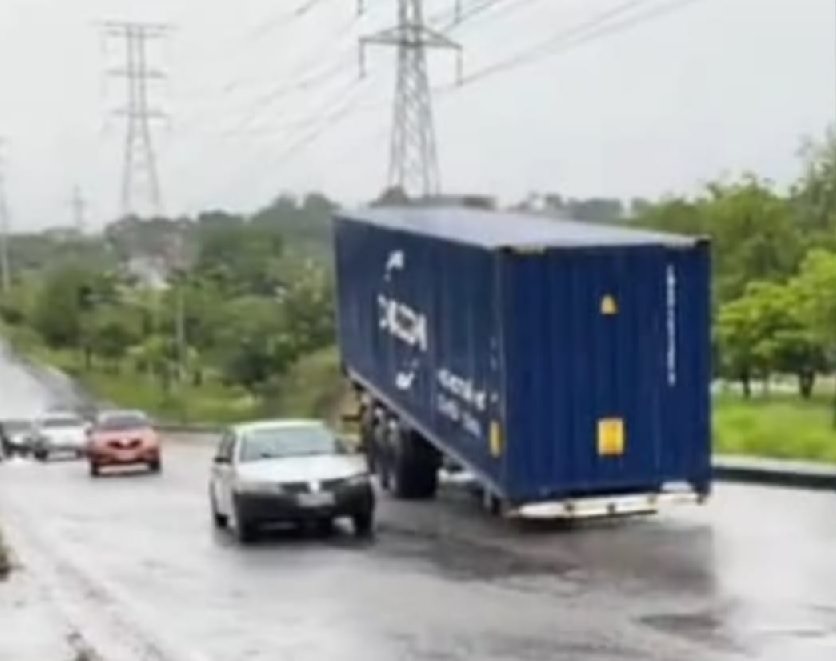 Contêiner se solta de carreta na zona Norte de Manaus