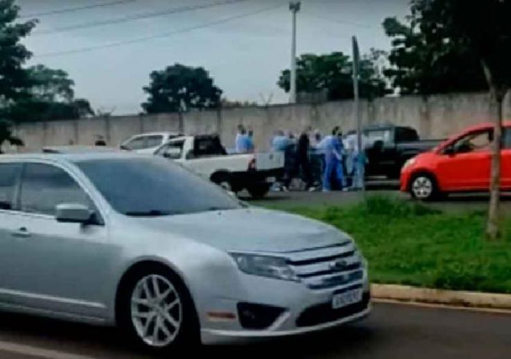 Para não ser intubado, homem com covid-19 foge de hospital; assista o vídeo