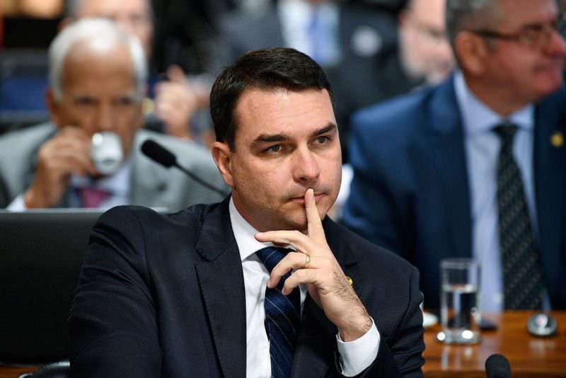 Flávio Bolsonaro diz que mansão de R$ 6 milhões foi comprada com venda de imóvel no Rio