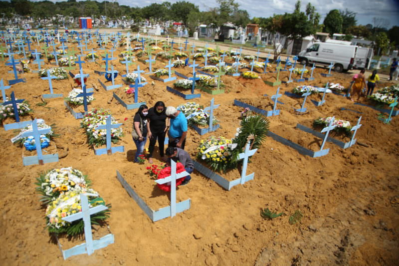 AM fecha 'ano da pandemia' com quase 25 mil mortos, maior média de óbitos desde 2003
