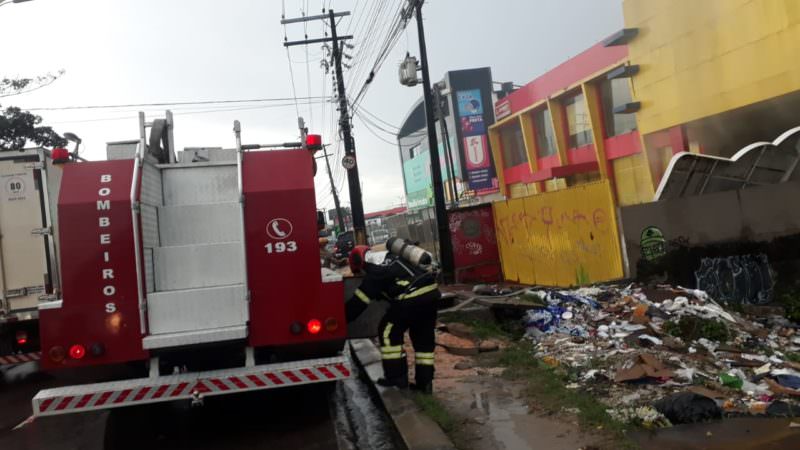Incêndio atinge estabelecimento comercial em Manaus
