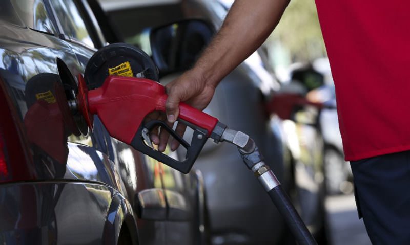 Em uma semana, gasolina sobe 2,25% e chega a custar quase R$ 8