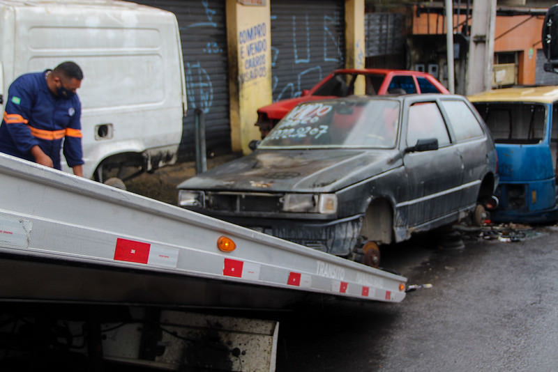 Dez carros abandonados são retirados das ruas na zona Norte de Manaus