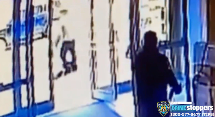 Vídeo: homem agride mulher com chutes na cabeça em Nova York