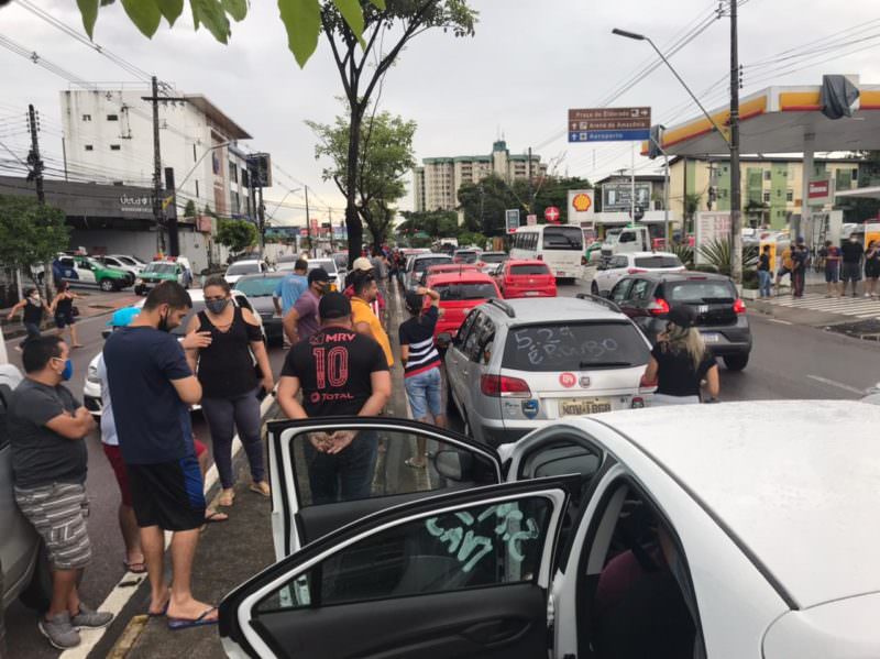 Motoristas fazem manifestação contra o aumento do preço de combustíveis em Manaus